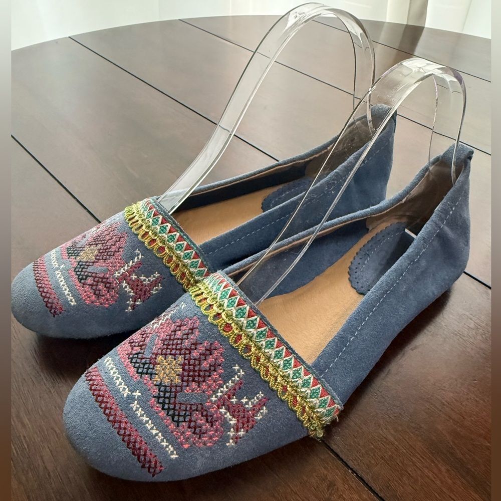 Anthropology Latigo Blue Embroidered Suede Size 7.5 Flats